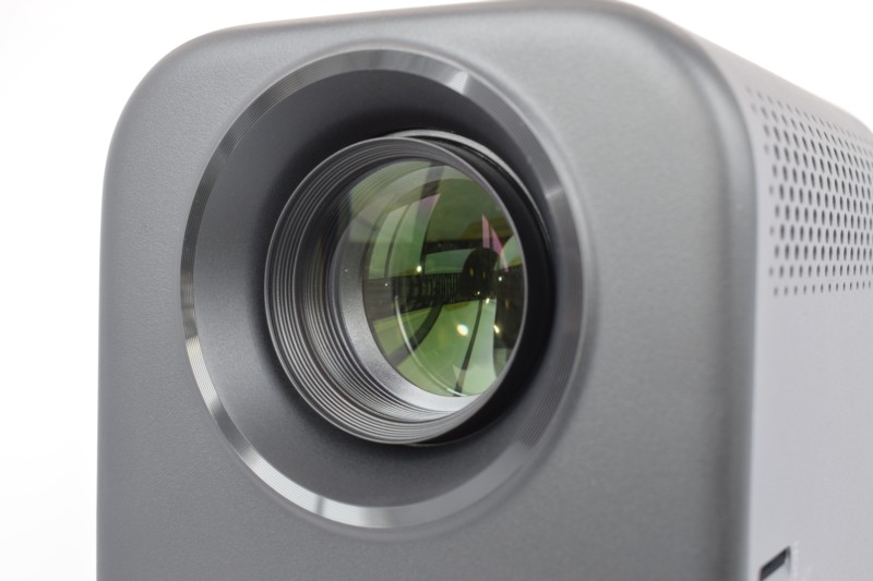 Photo réelle du détail côté droit de l'objectif du Xiaomi Smart Projector L1 FHD 2GB/16GB Google TV - Projecteur