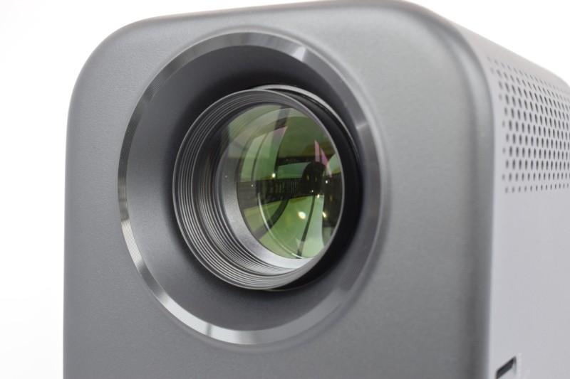 Photo réelle du détail côté droit de l'objectif du Xiaomi Smart Projector L1 FHD 2GB/16GB Google TV - Projecteur