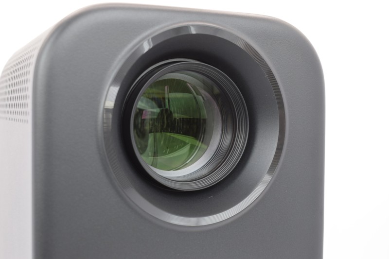 Photo réelle du détail côté gauche de l'objectif du Xiaomi Smart Projector L1 FHD 2GB/16GB Google TV - Projecteur
