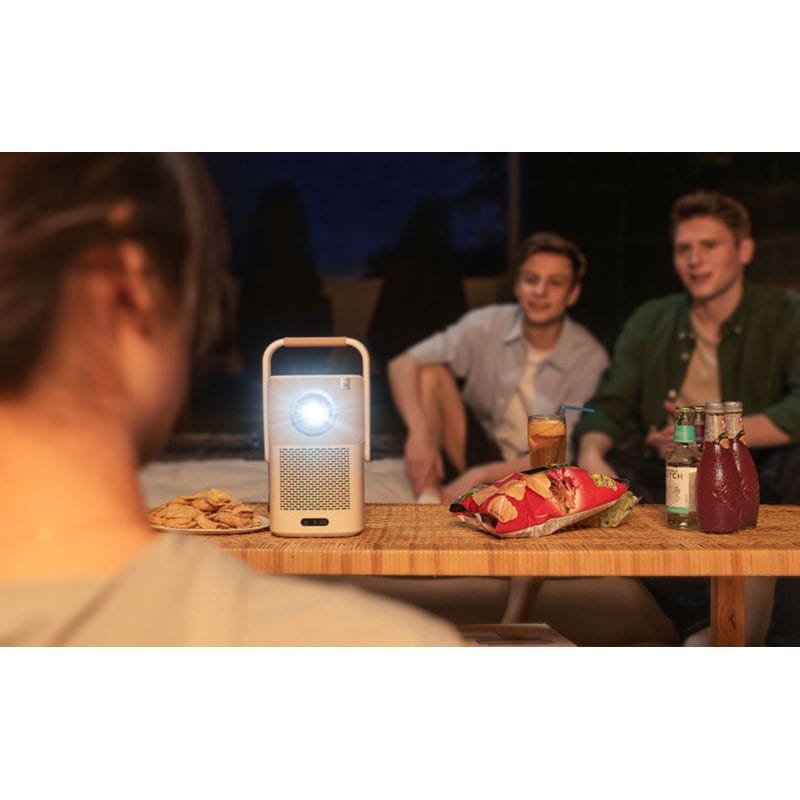 Proyector Portátil con Batería Yaber T2 Plus Sonido JBL en color Beige sobre la mesa