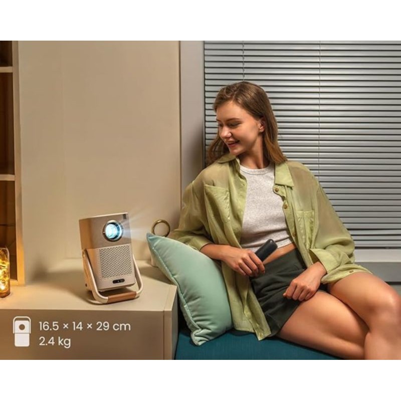 Chica junto al Proyector Portátil con Batería Yaber T2 Plus Sonido JBLen color Beige