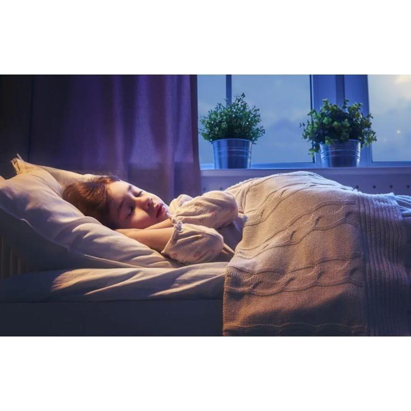 Niño dormido bajo la luz de la Lámpara de techo inteligente Yeelight C2201C300