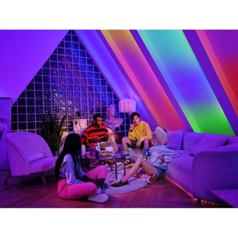 Chicos en una sala iluminada con la tira Yeelight LED LightStrip Pro Extension 1 metro
