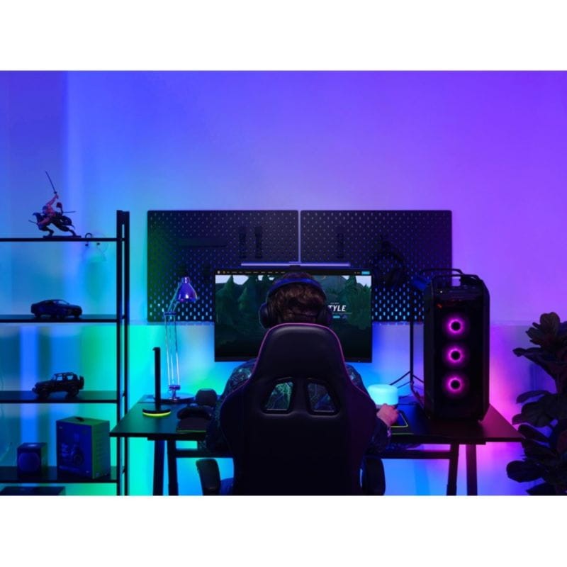 Chico frente al ordenador con iluminación de la tira Yeelight LED LightStrip Pro Extension 1 metro