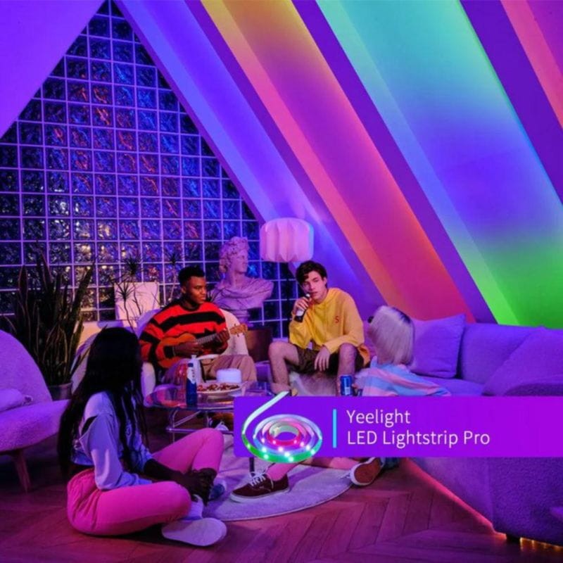 Jeunes réunis autour de la Bande LED RGB Multicolore Yeelight Lightstrip Pro