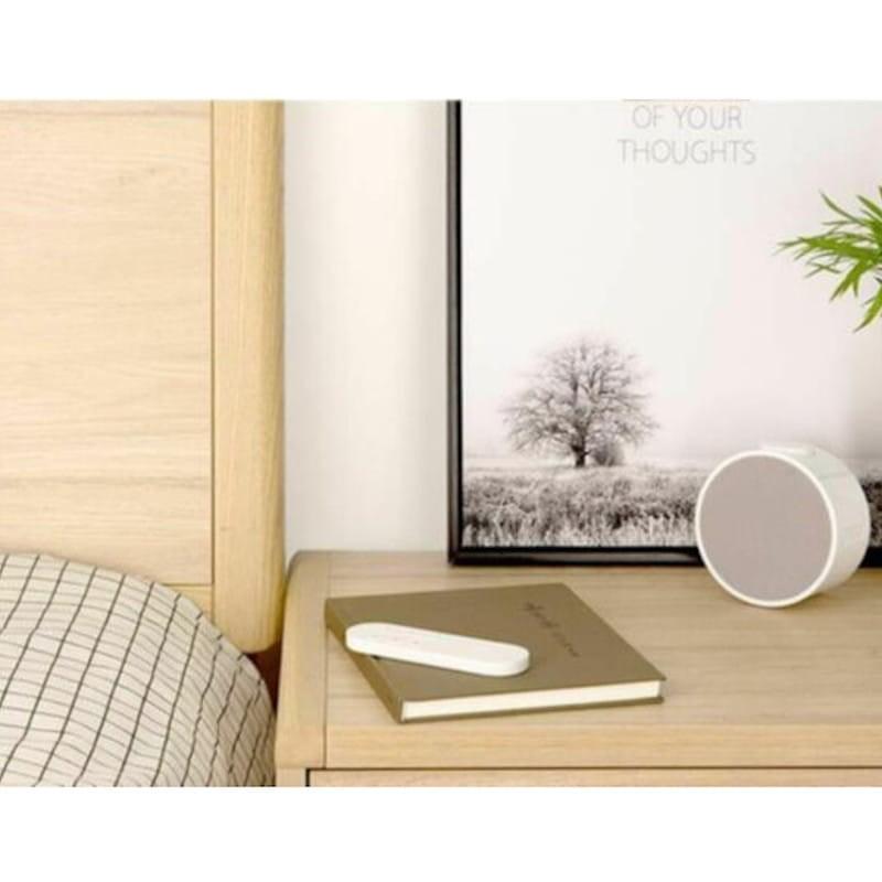 Detalle del Control Remoto Yeelight YLYK01YL sobre mesita de noche