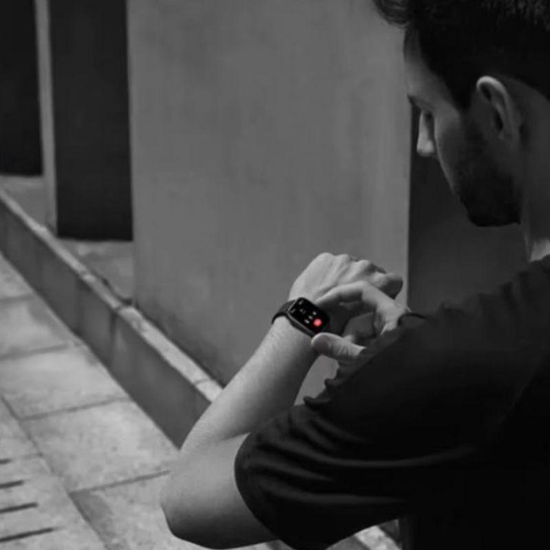 Chico haciendo ejercicio con el Zeblaze GTS 3 GPS Gris Espacial